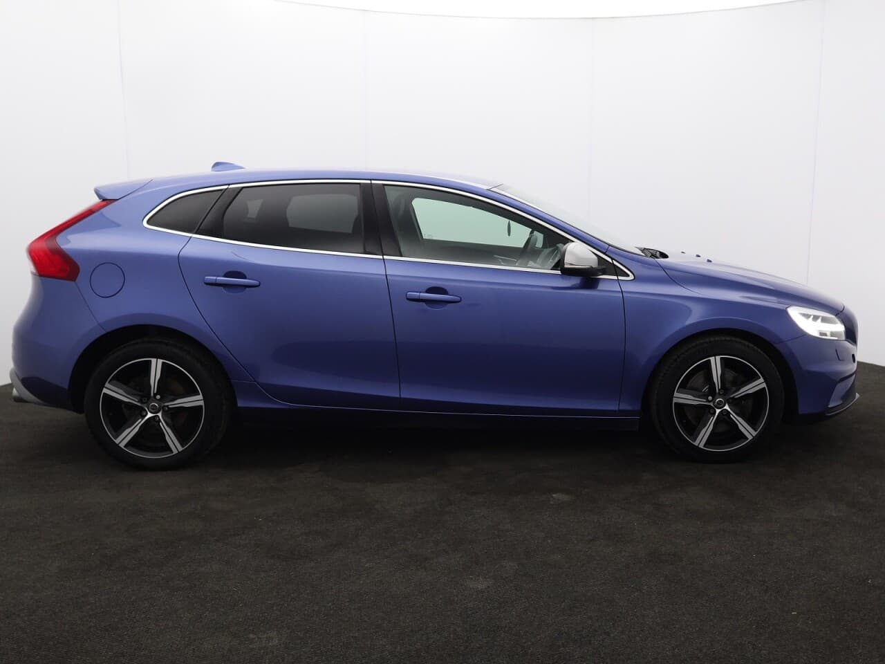 Volvo V40 1.5 T2 R-Design Edition — image 11