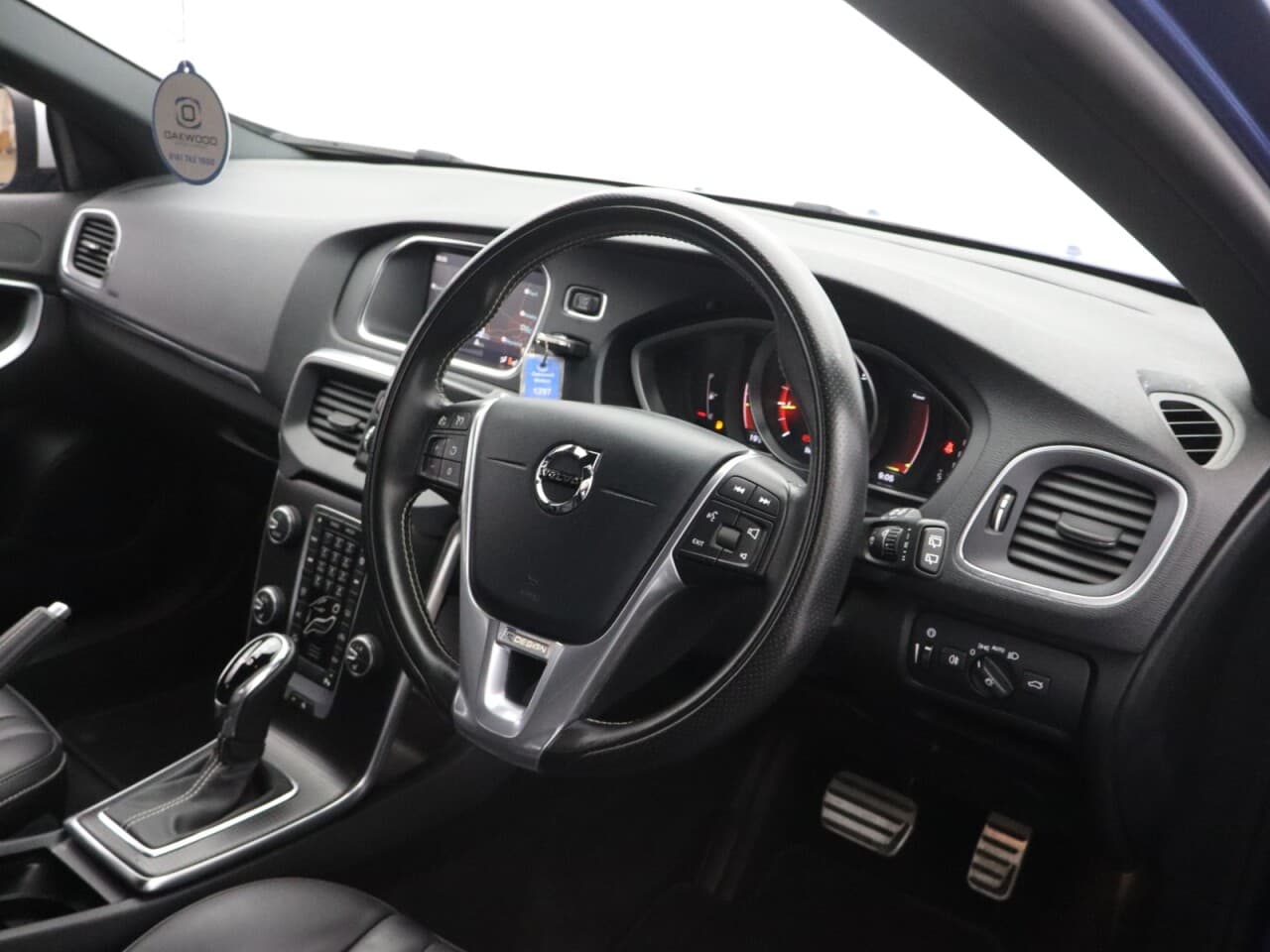 Volvo V40 1.5 T2 R-Design Edition — image 14
