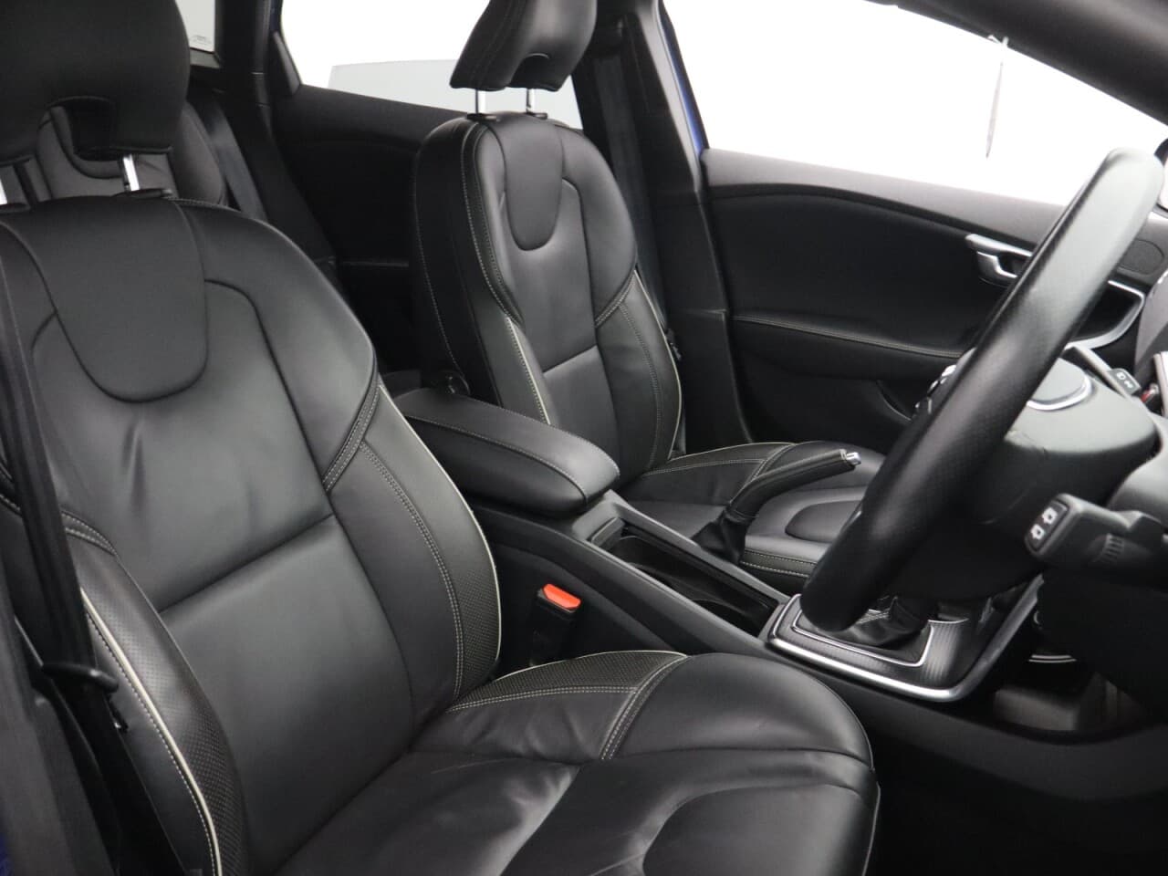 Volvo V40 1.5 T2 R-Design Edition — image 15