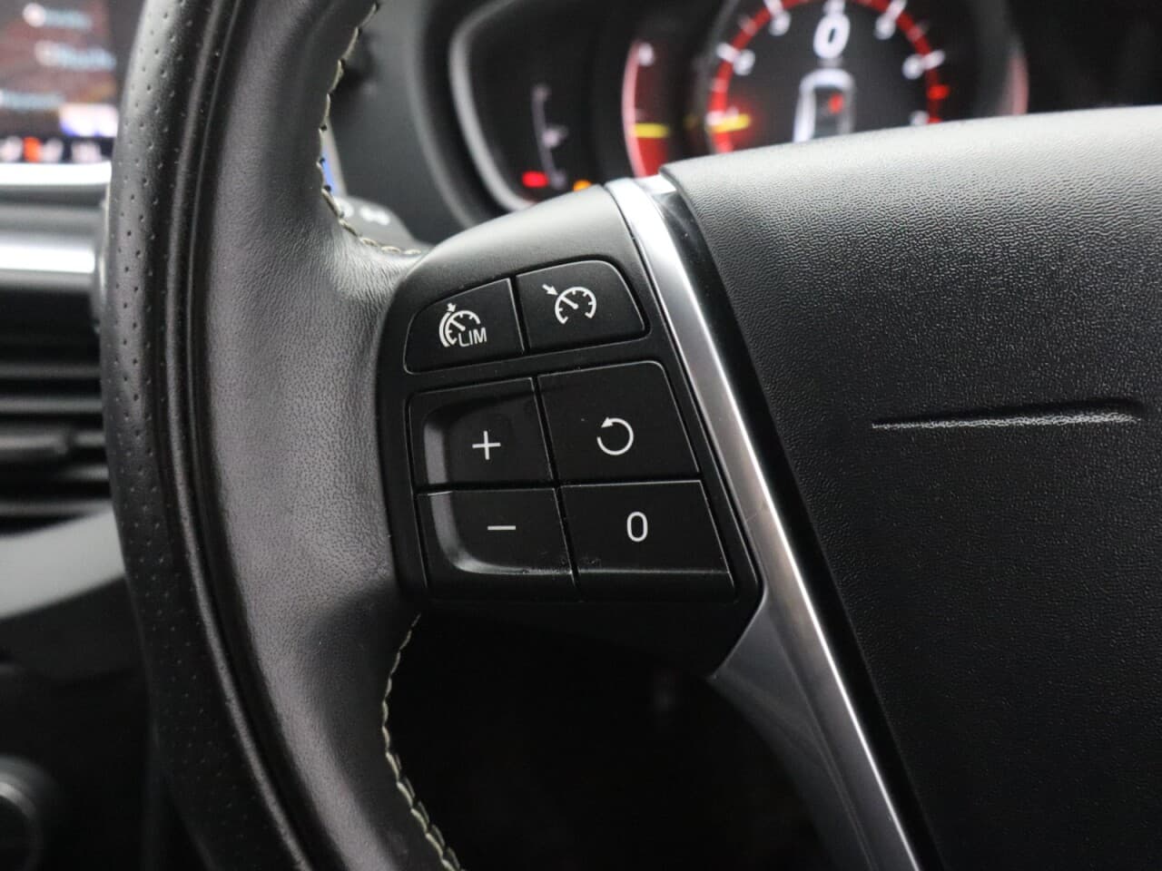 Volvo V40 1.5 T2 R-Design Edition — image 17