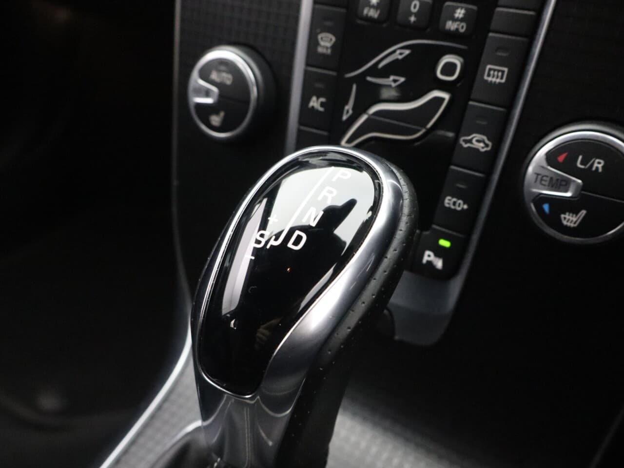 Volvo V40 1.5 T2 R-Design Edition — image 24