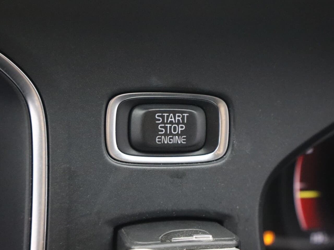 Volvo V40 1.5 T2 R-Design Edition — image 33
