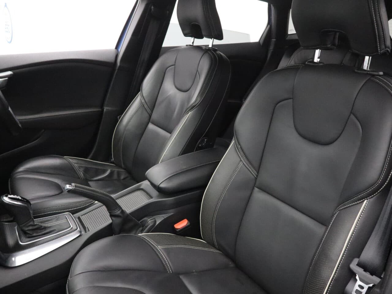 Volvo V40 1.5 T2 R-Design Edition — image 40