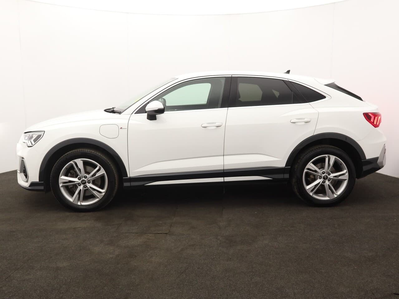 Audi Q3 1.4 TFSIe 45 S line Sportback — image 6