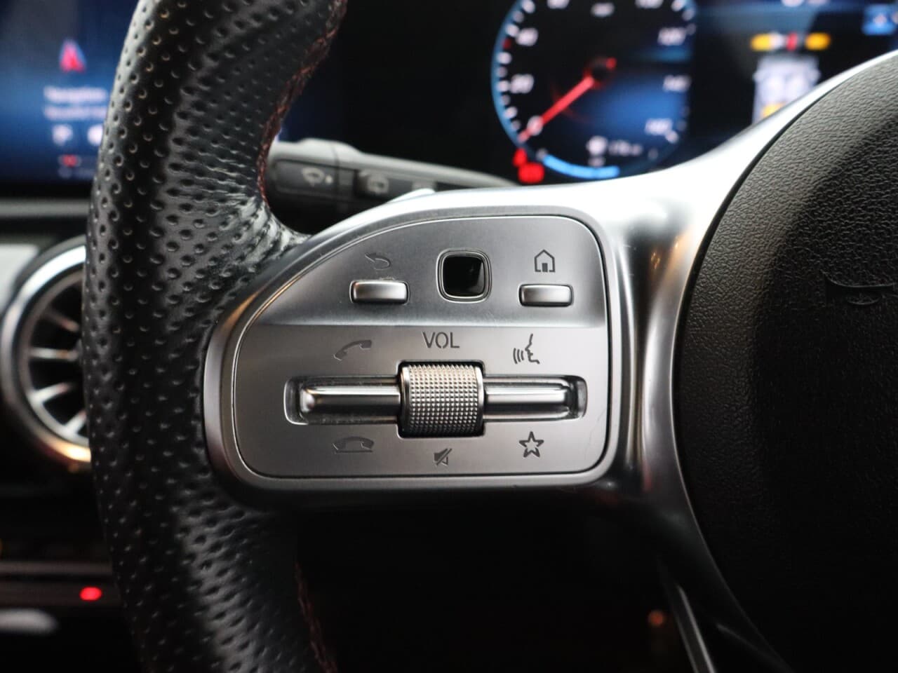 Mercedes-Benz Cla 1.3 CLA250e 15.6kWh AMG Line (Premium) Shooting Brake — image 17