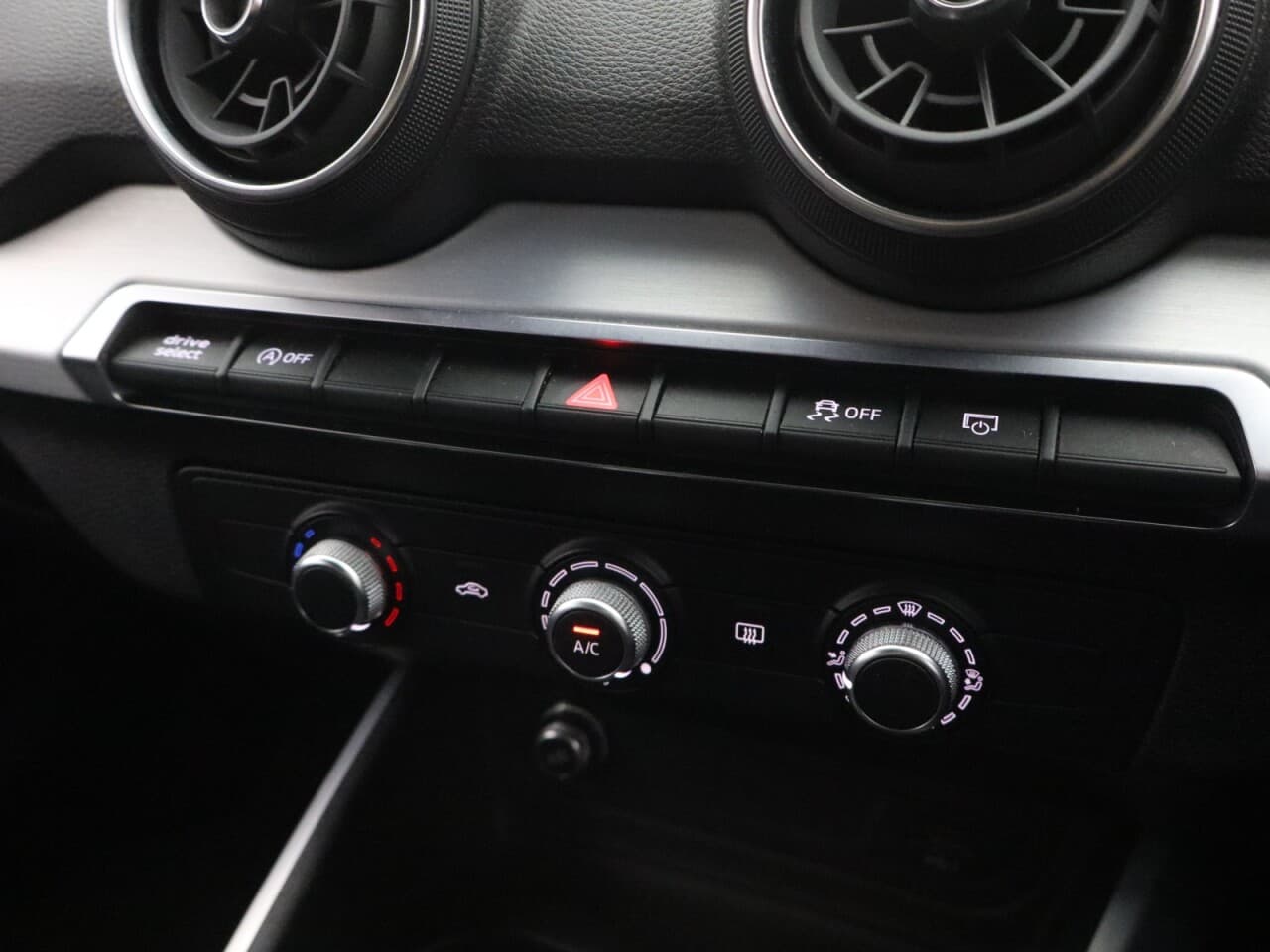 Audi Q2 1.0 TFSI 30 S line — image 28
