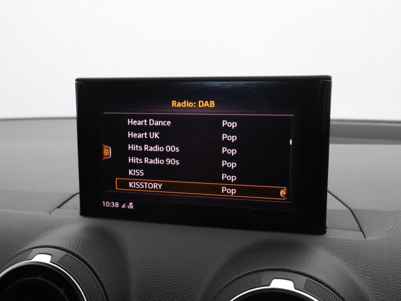 Audi Q2 1.0 TFSI 30 S line — image 36
