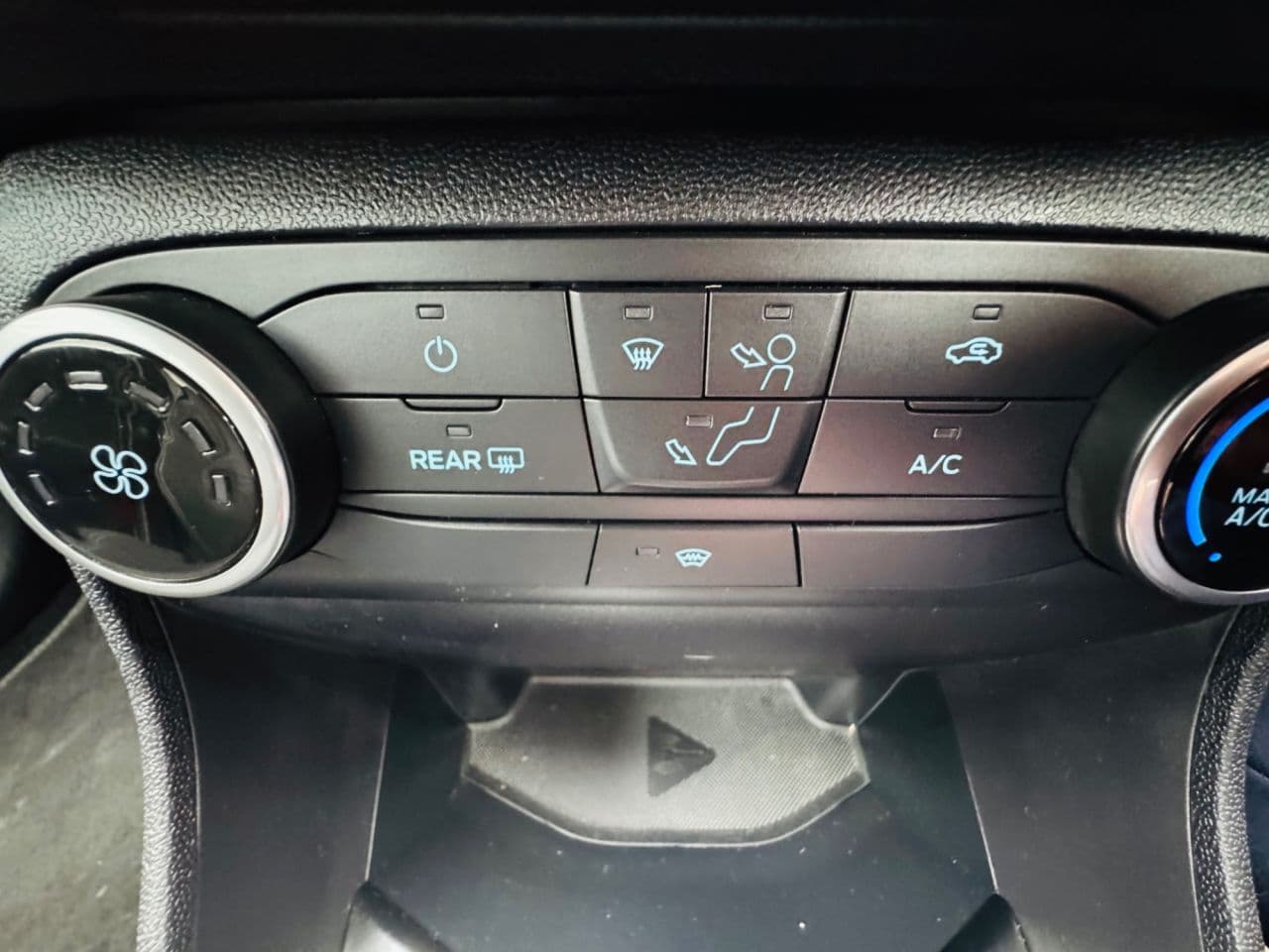 Ford Fiesta 1.0T EcoBoost Titanium — image 27