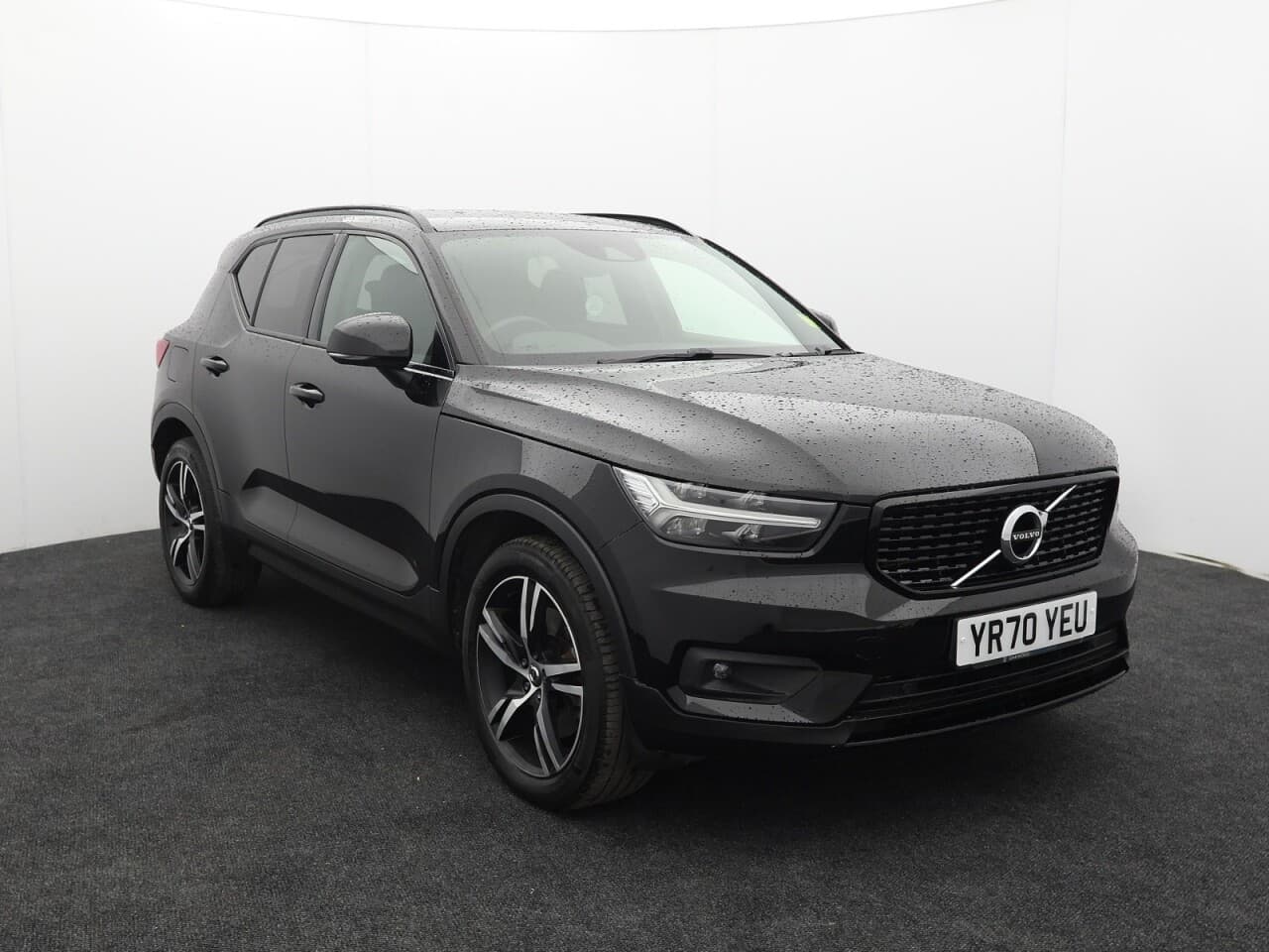 Volvo XC40 1.5h T5 Twin Engine Recharge 10.7kWh R-Design view 1