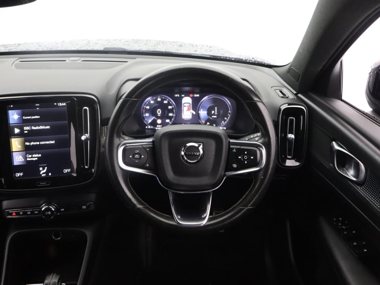 Volvo XC40 1.5h T5 Twin Engine Recharge 10.7kWh R-Design — image 15