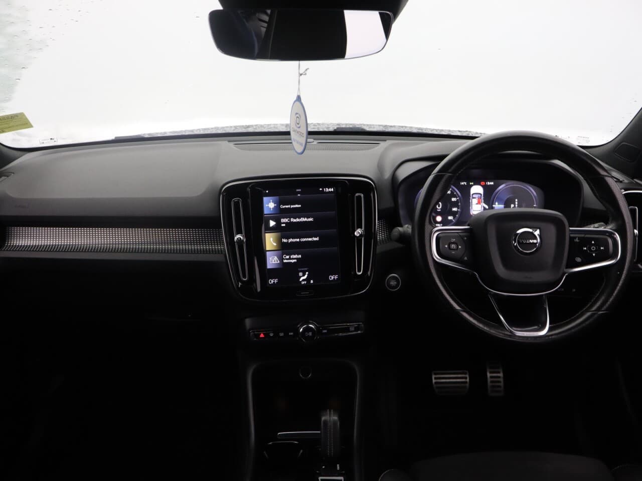 Volvo XC40 1.5h T5 Twin Engine Recharge 10.7kWh R-Design — image 16