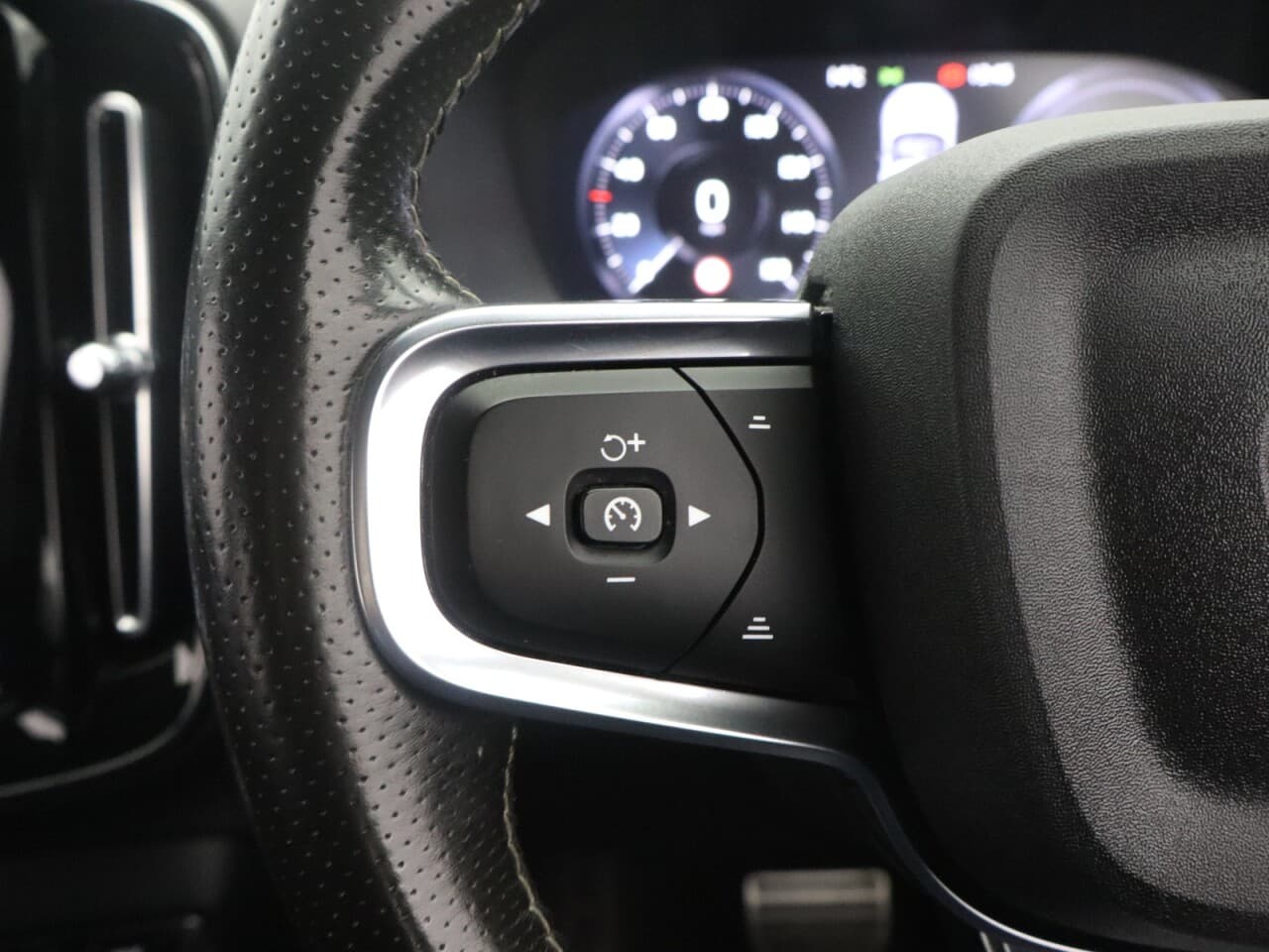 Volvo XC40 1.5h T5 Twin Engine Recharge 10.7kWh R-Design — image 17