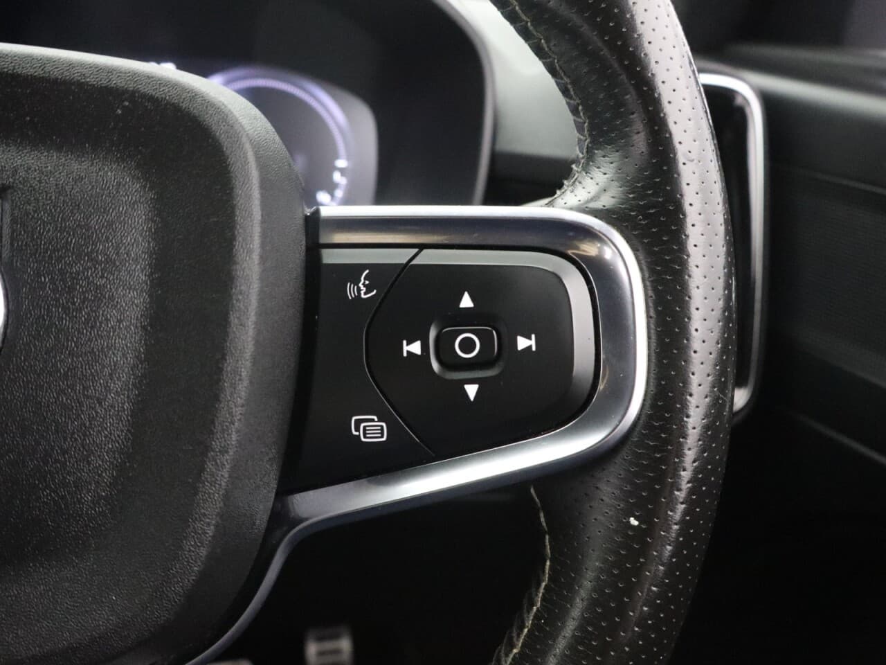 Volvo XC40 1.5h T5 Twin Engine Recharge 10.7kWh R-Design — image 18