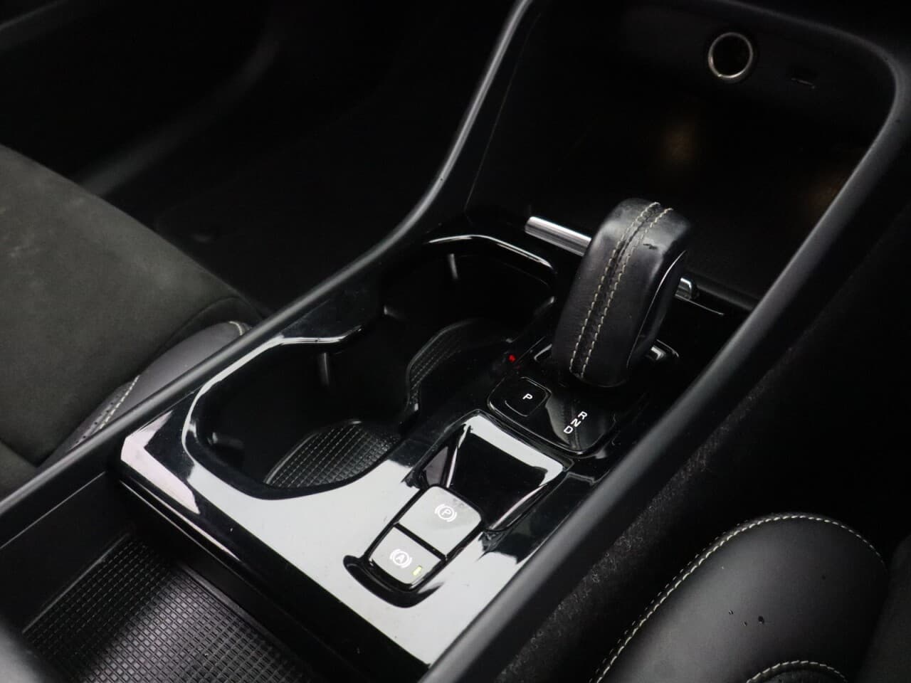 Volvo XC40 1.5h T5 Twin Engine Recharge 10.7kWh R-Design — image 23