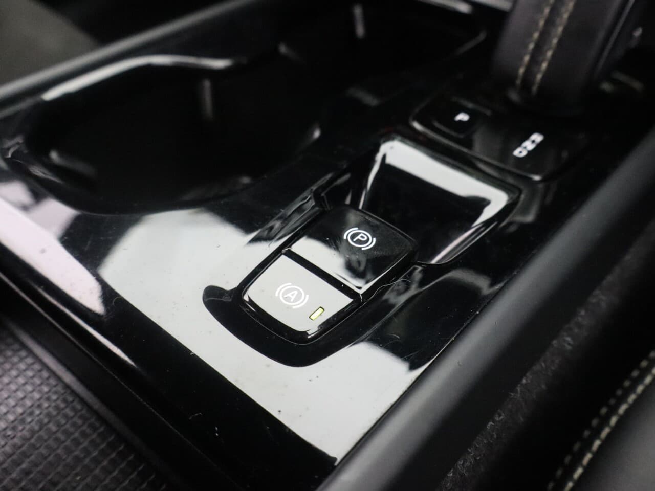 Volvo XC40 1.5h T5 Twin Engine Recharge 10.7kWh R-Design — image 26