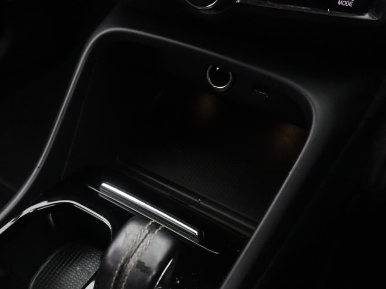 Volvo XC40 1.5h T5 Twin Engine Recharge 10.7kWh R-Design — image 27