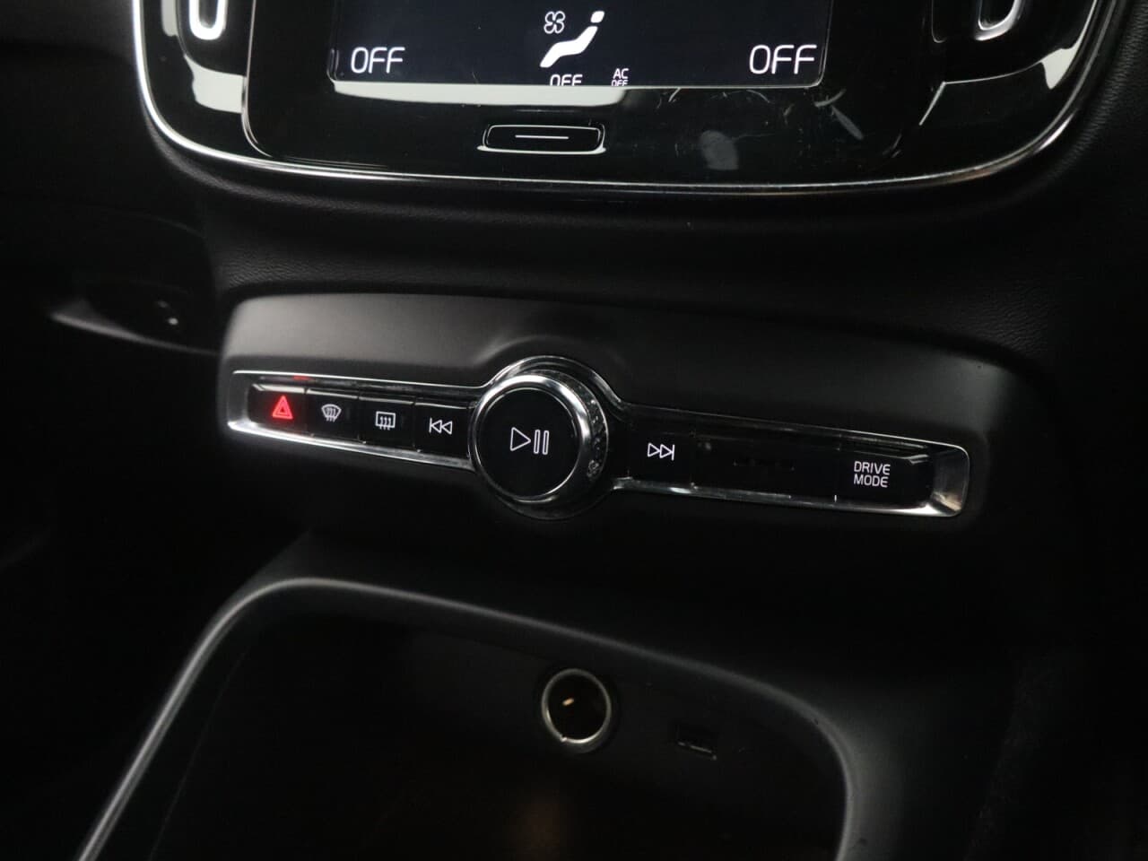 Volvo XC40 1.5h T5 Twin Engine Recharge 10.7kWh R-Design — image 28