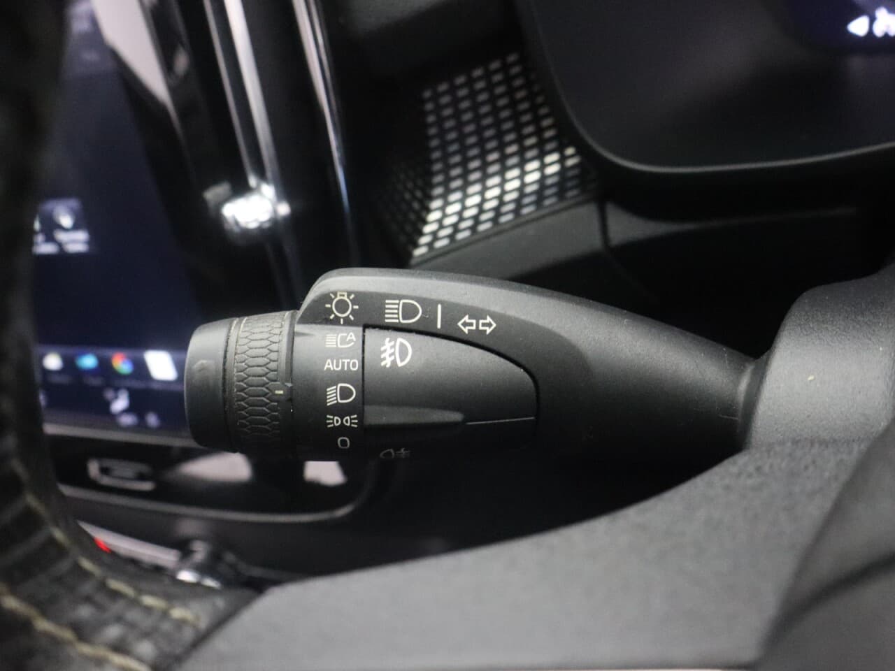 Volvo XC40 1.5h T5 Twin Engine Recharge 10.7kWh R-Design — image 38