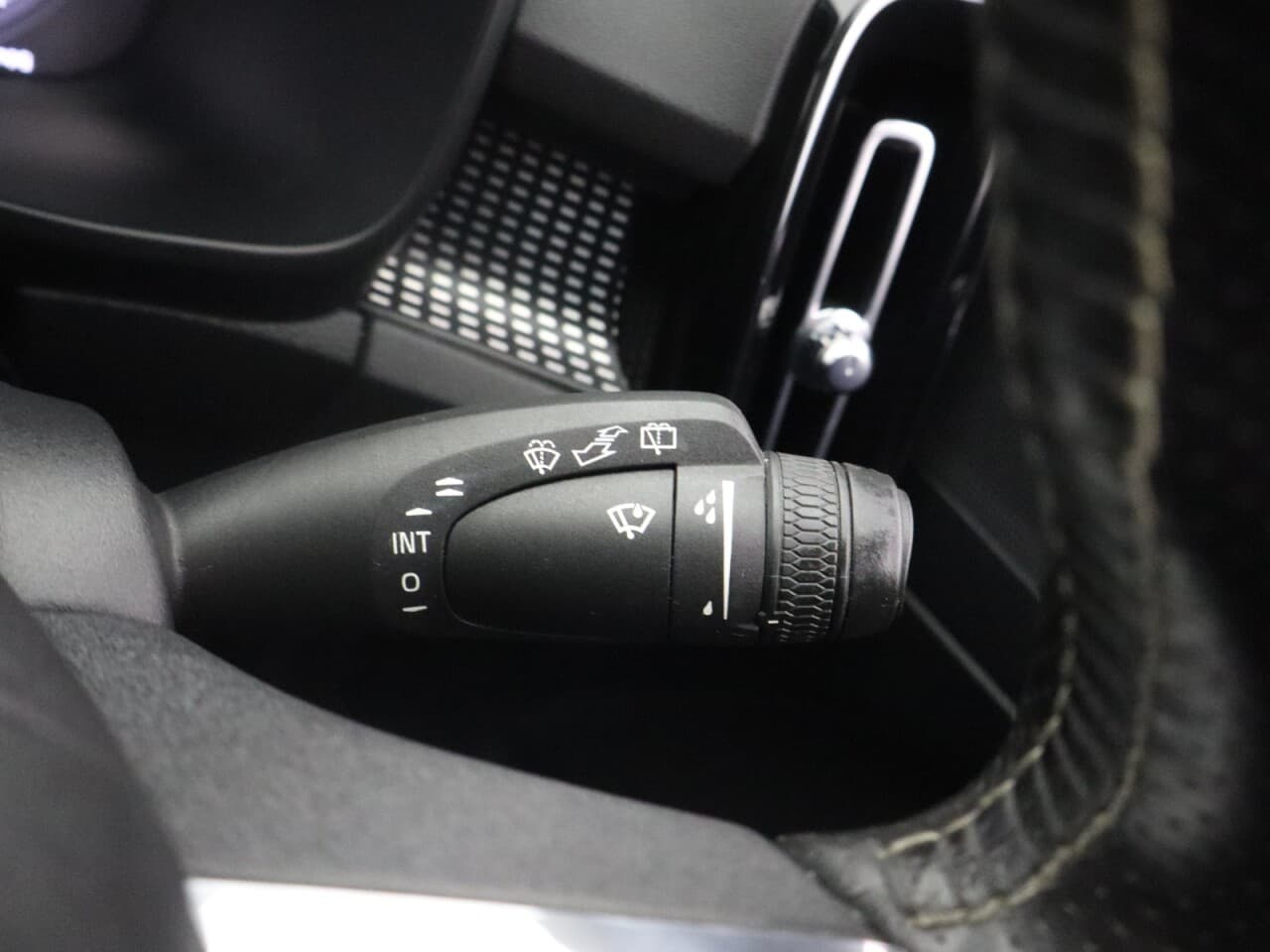 Volvo XC40 1.5h T5 Twin Engine Recharge 10.7kWh R-Design — image 39