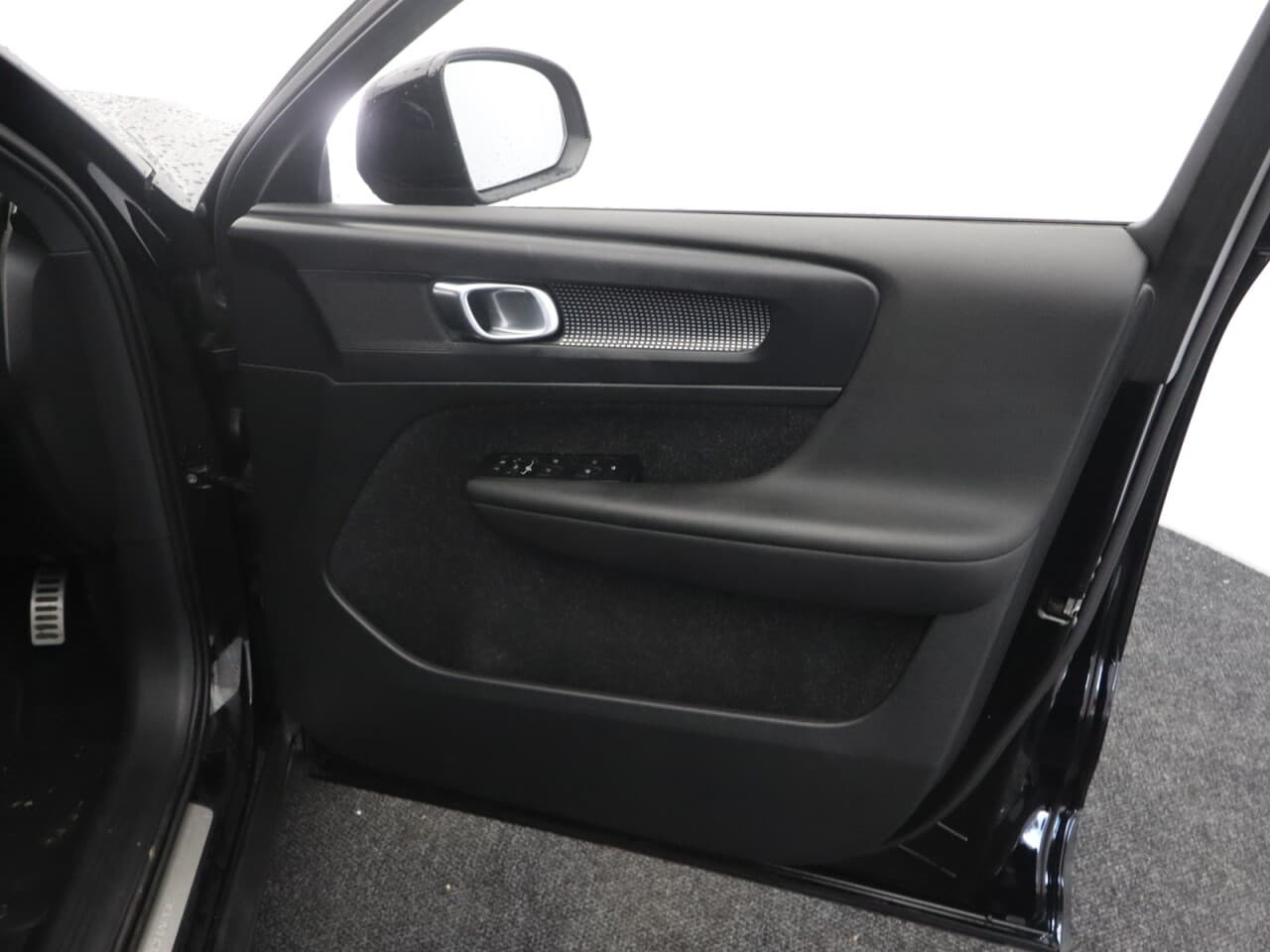 Volvo XC40 1.5h T5 Twin Engine Recharge 10.7kWh R-Design — image 40