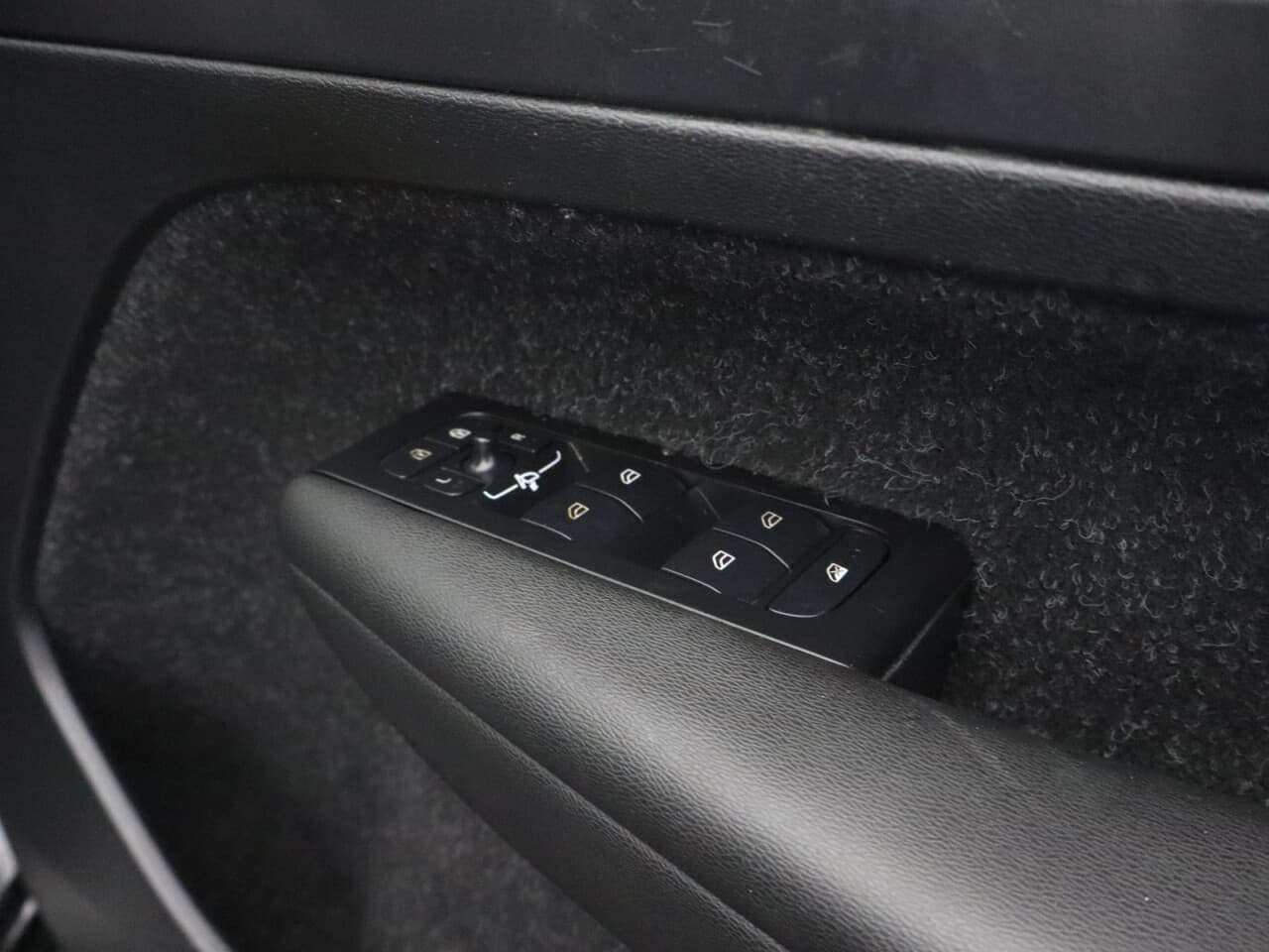 Volvo XC40 1.5h T5 Twin Engine Recharge 10.7kWh R-Design — image 41