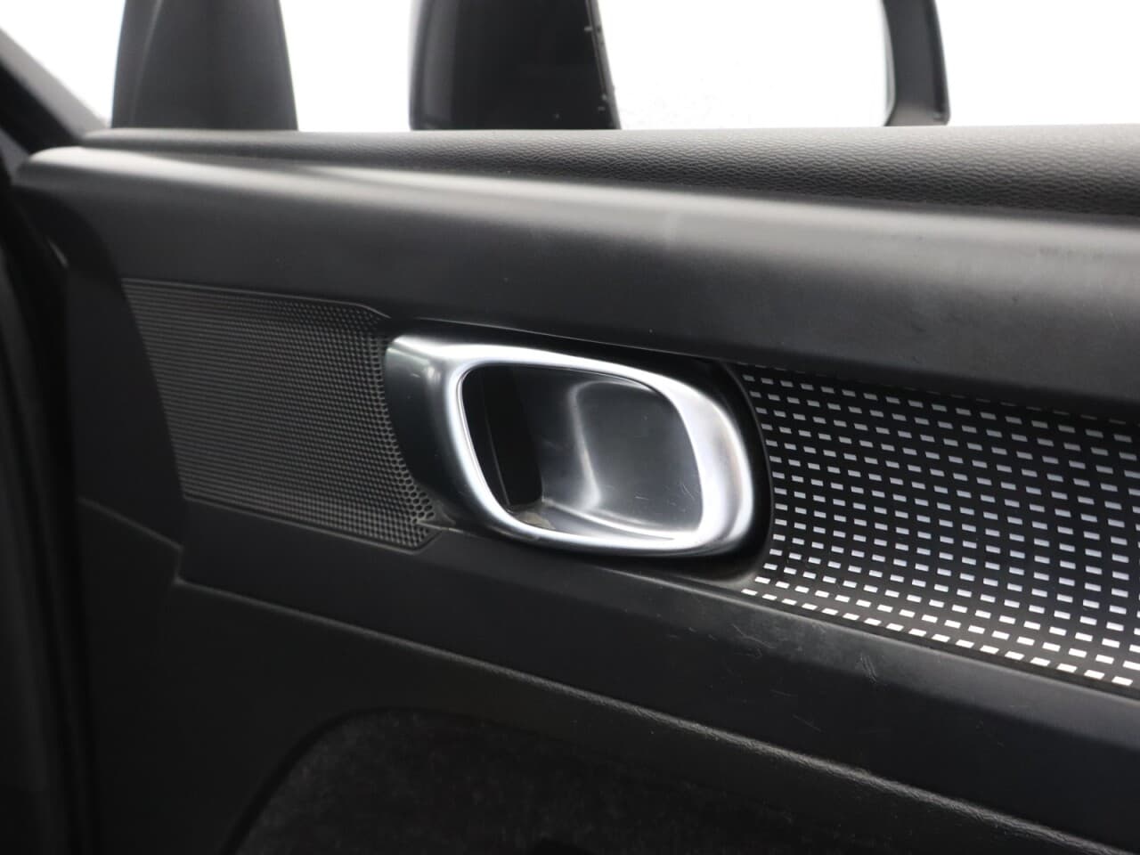 Volvo XC40 1.5h T5 Twin Engine Recharge 10.7kWh R-Design — image 42