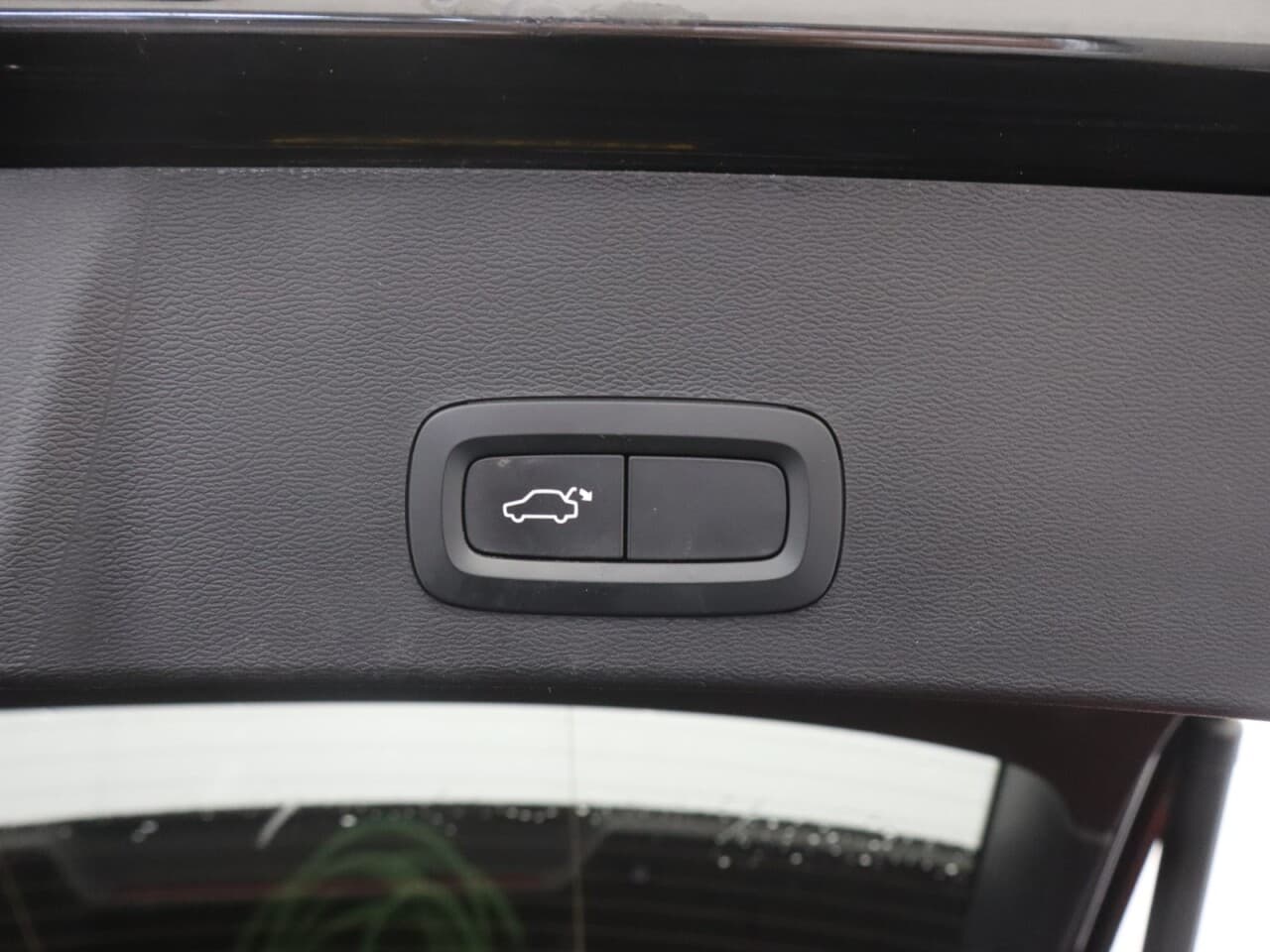 Volvo XC40 1.5h T5 Twin Engine Recharge 10.7kWh R-Design — image 46