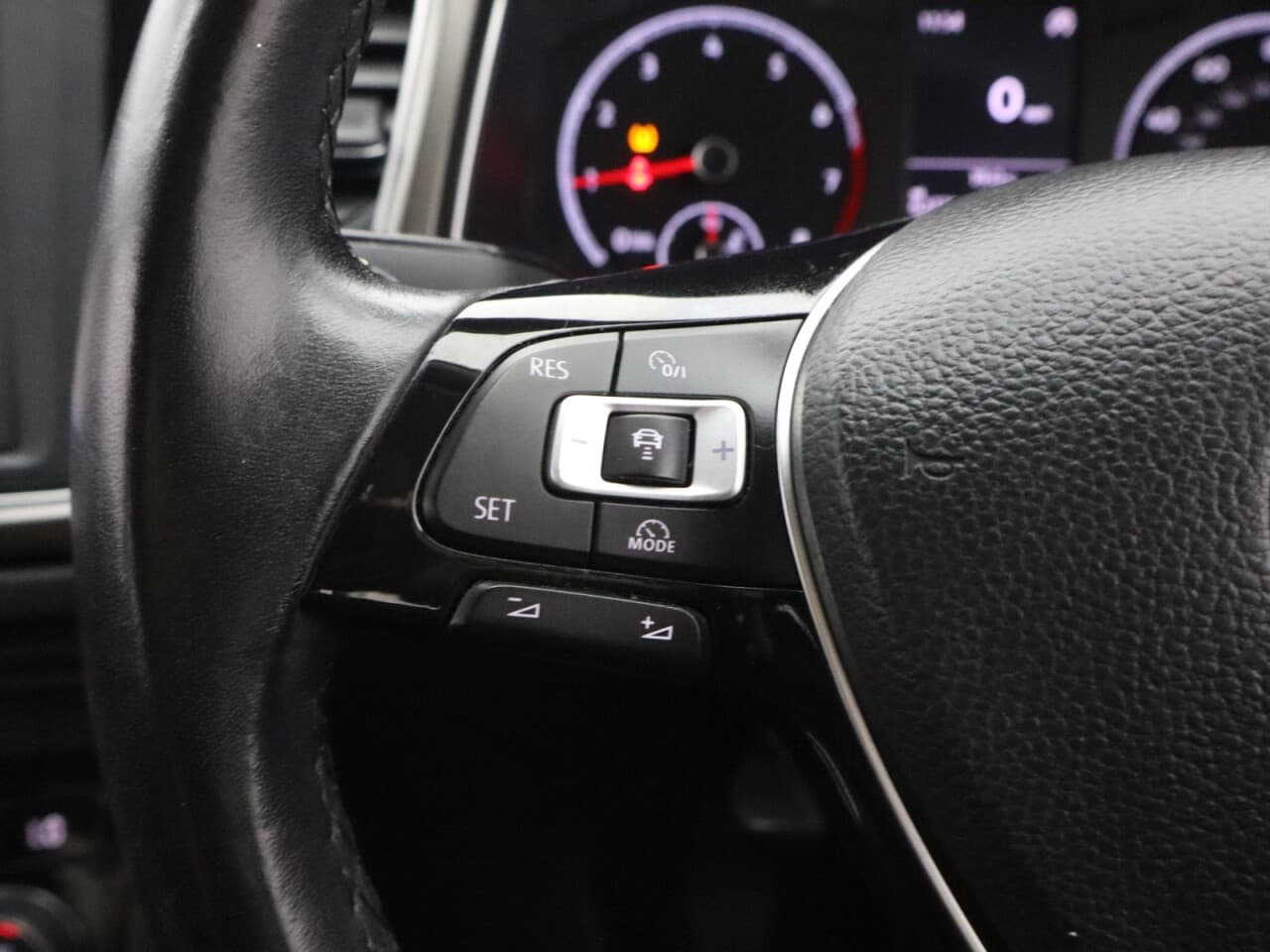 Volkswagen T-Roc 1.0 TSI SE — image 17