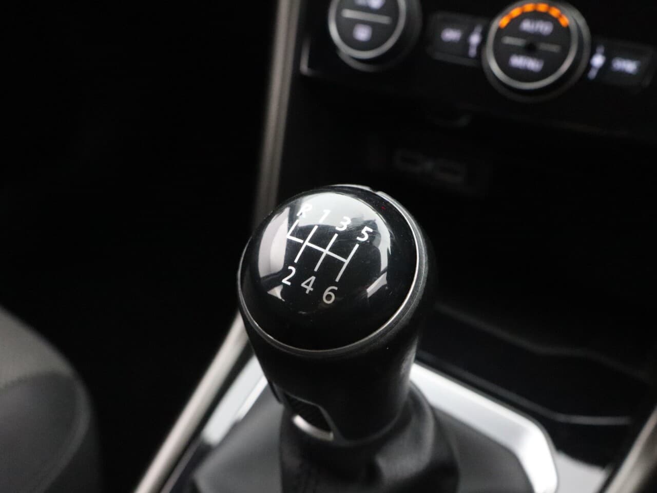 Volkswagen T-Roc 1.0 TSI SE — image 27