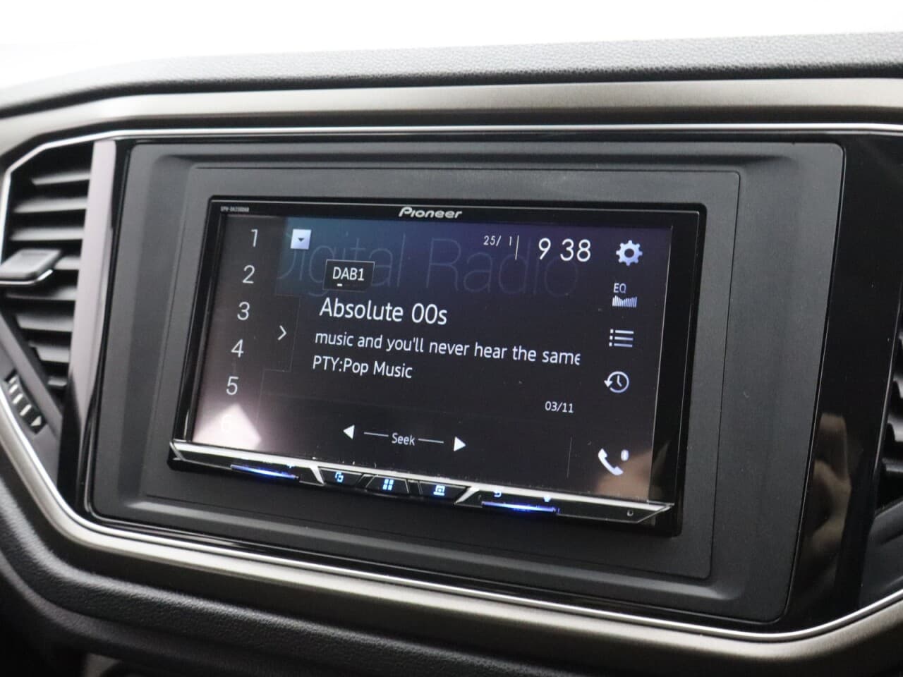 Volkswagen T-Roc 1.0 TSI SE — image 32