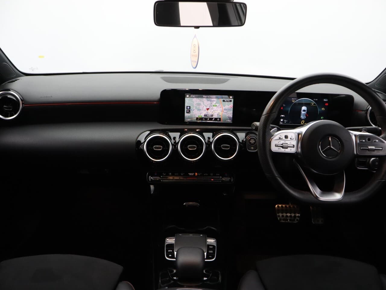 Mercedes-Benz A Class 1.3 A180 AMG Line — image 12