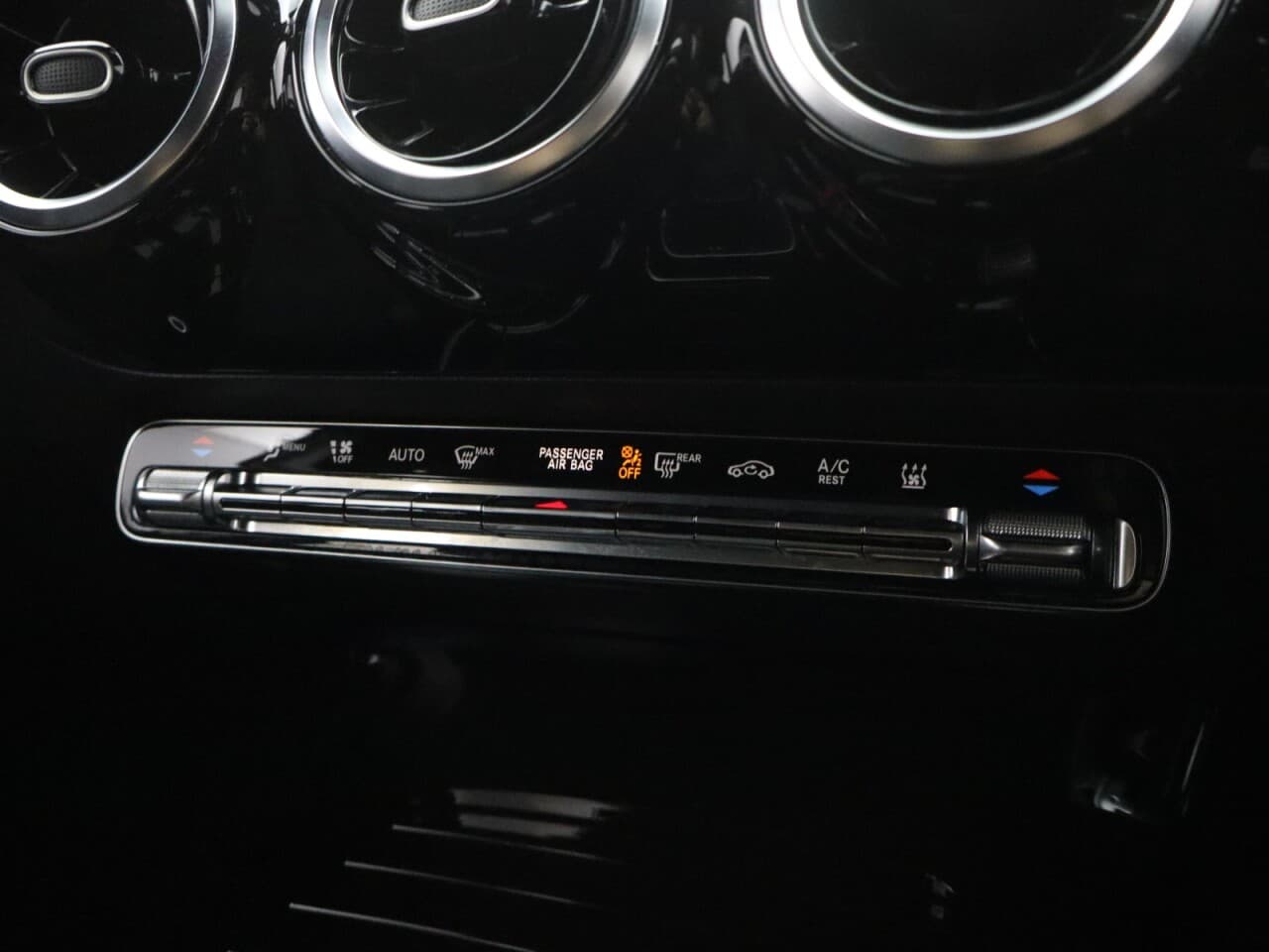 Mercedes-Benz A Class 1.3 A250e 15.6kWh AMG Line — image 28