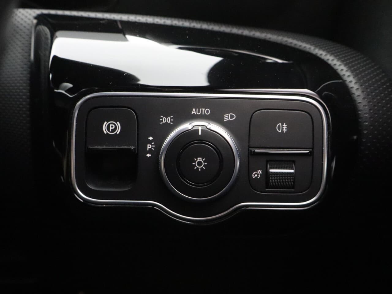Mercedes-Benz A Class 1.3 A250e 15.6kWh AMG Line — image 45