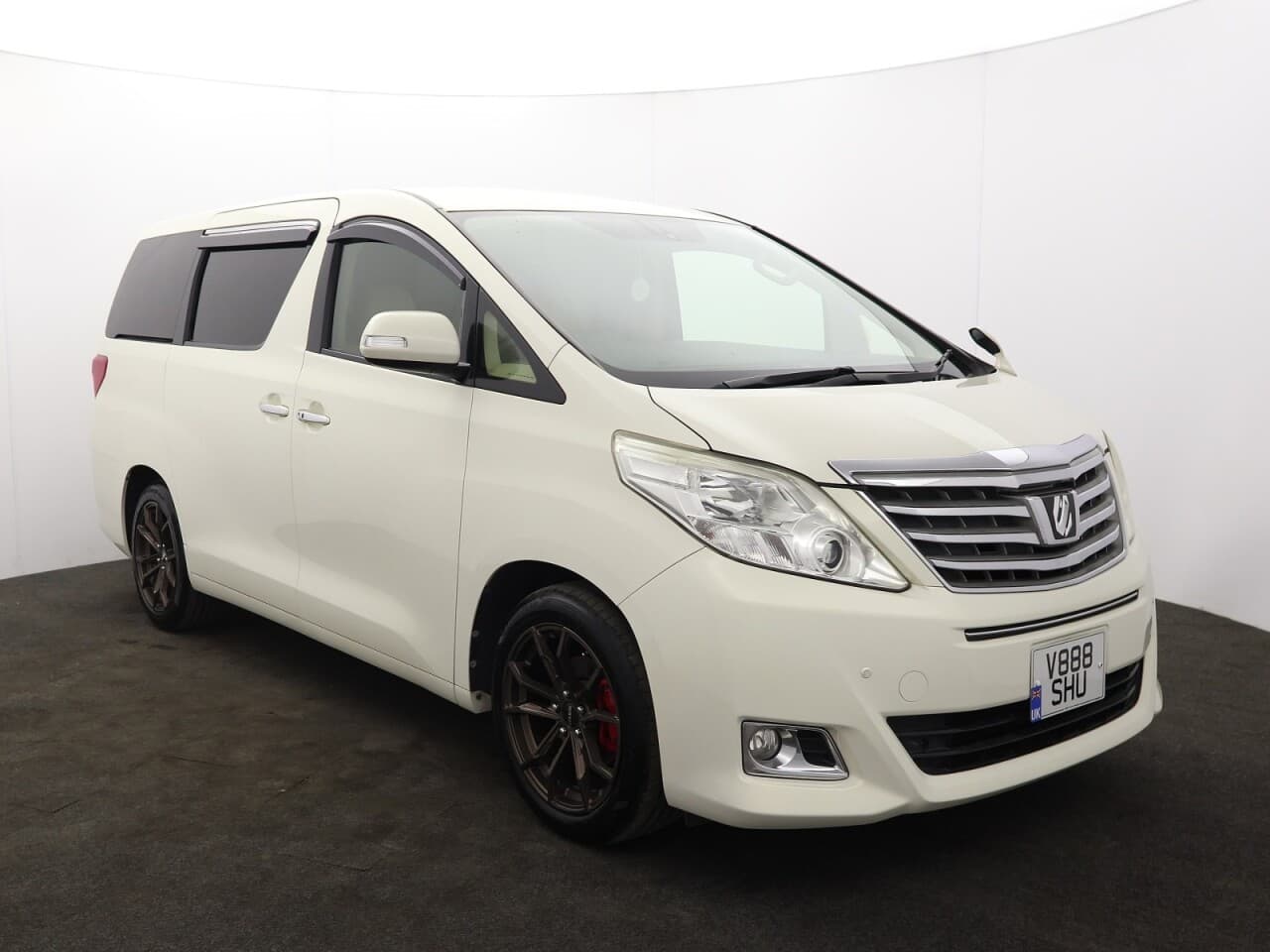 Toyota Alphard 2.4 view 1