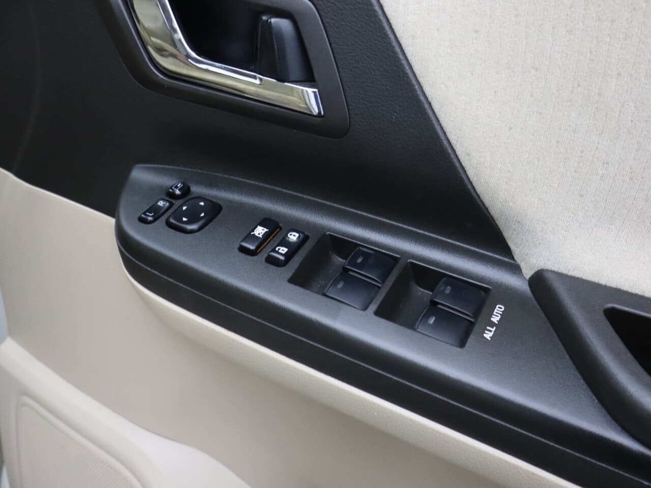 Toyota Alphard 2.4 — image 40