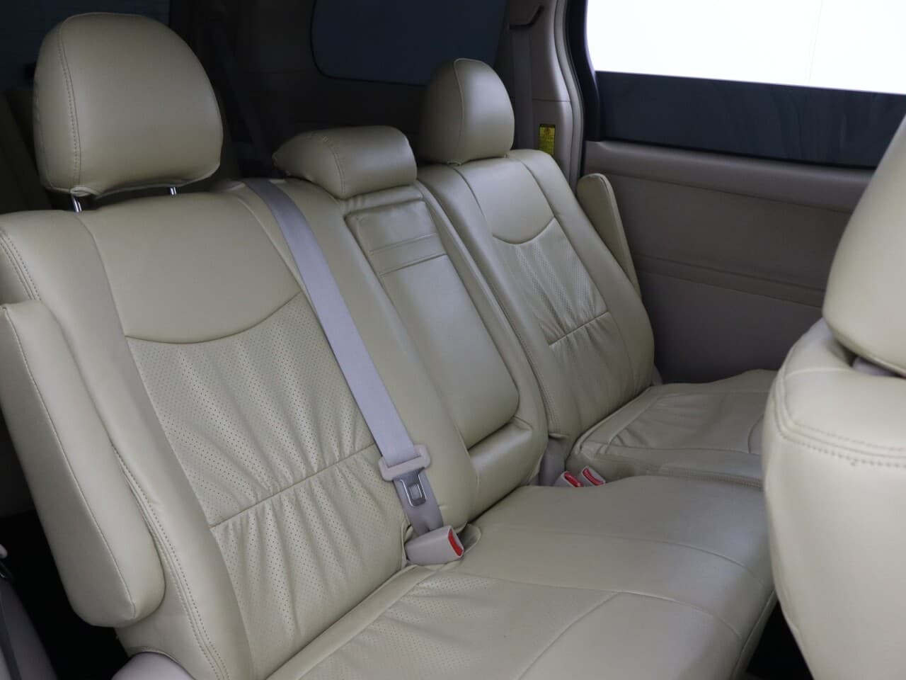 Toyota Alphard 2.4 — image 34