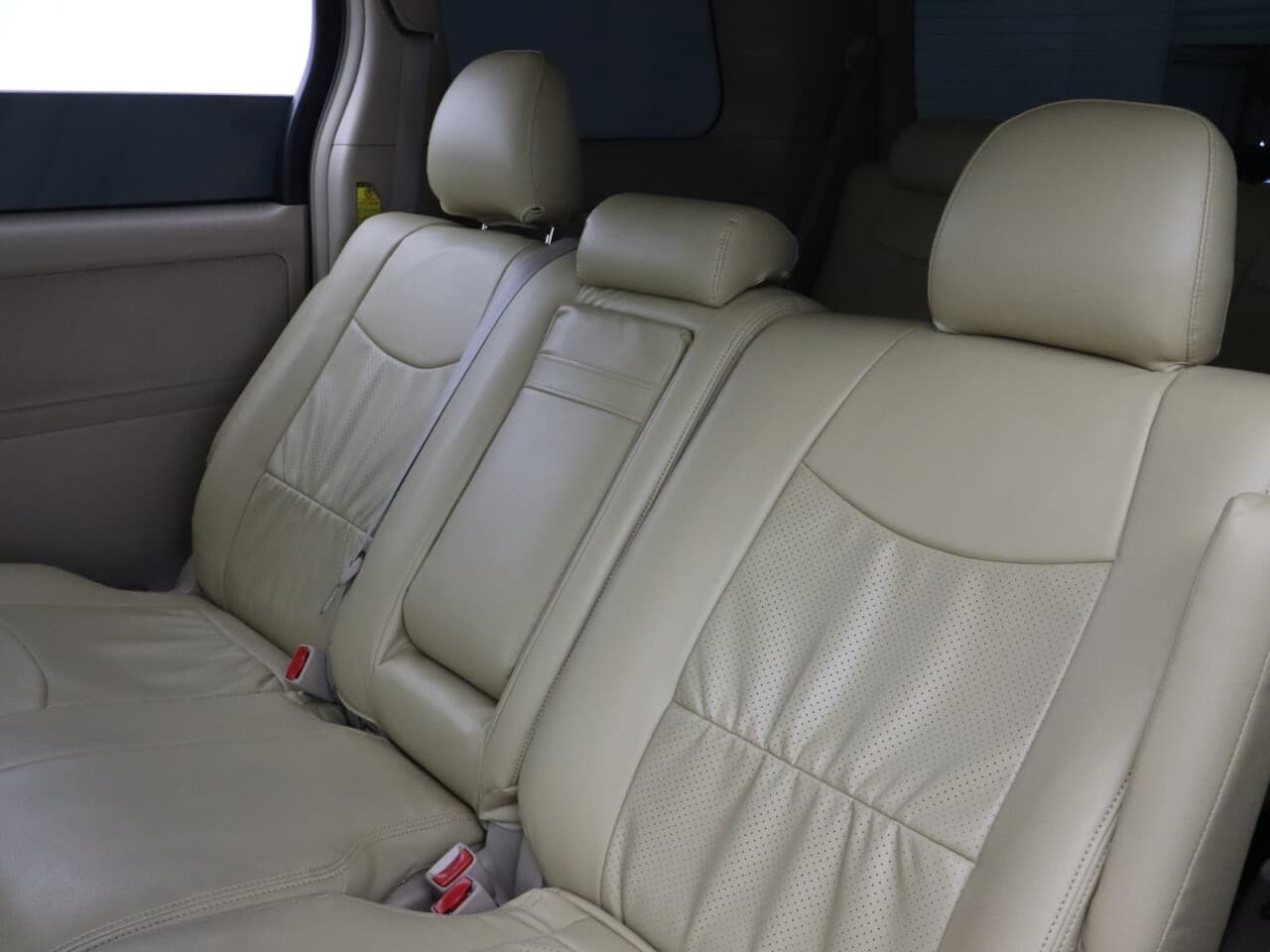 Toyota Alphard 2.4 — image 35