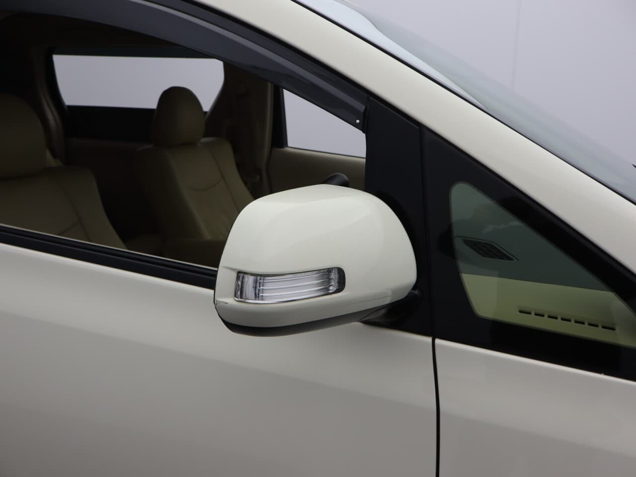 Toyota Alphard 2.4 — image 44
