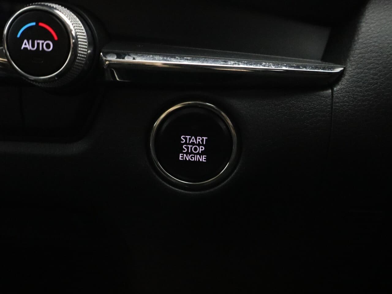 Mazda CX-30 2.0 e-SKYACTIV X MHEV Sport Lux — image 30