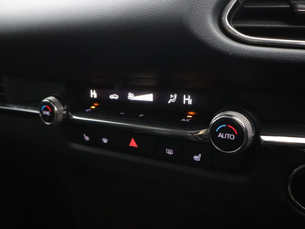 Mazda CX-30 2.0 e-SKYACTIV X MHEV Sport Lux — image 32