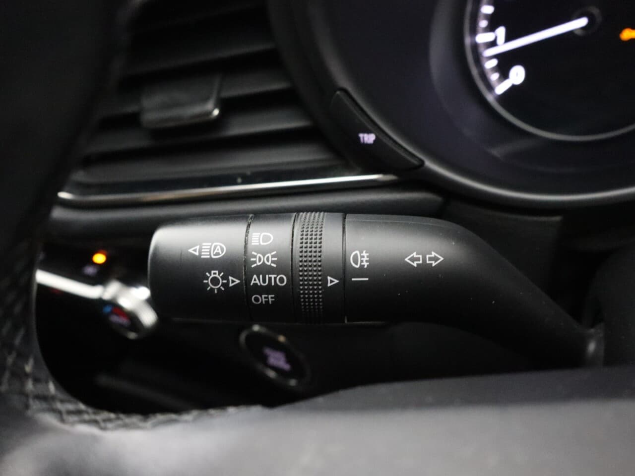 Mazda CX-30 2.0 e-SKYACTIV X MHEV Sport Lux — image 38