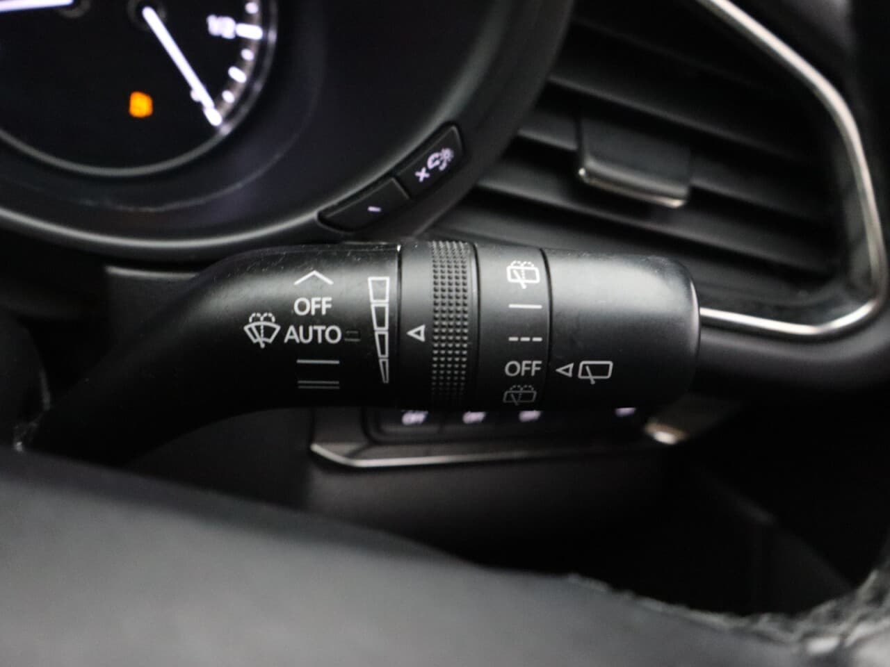Mazda CX-30 2.0 e-SKYACTIV X MHEV Sport Lux — image 39