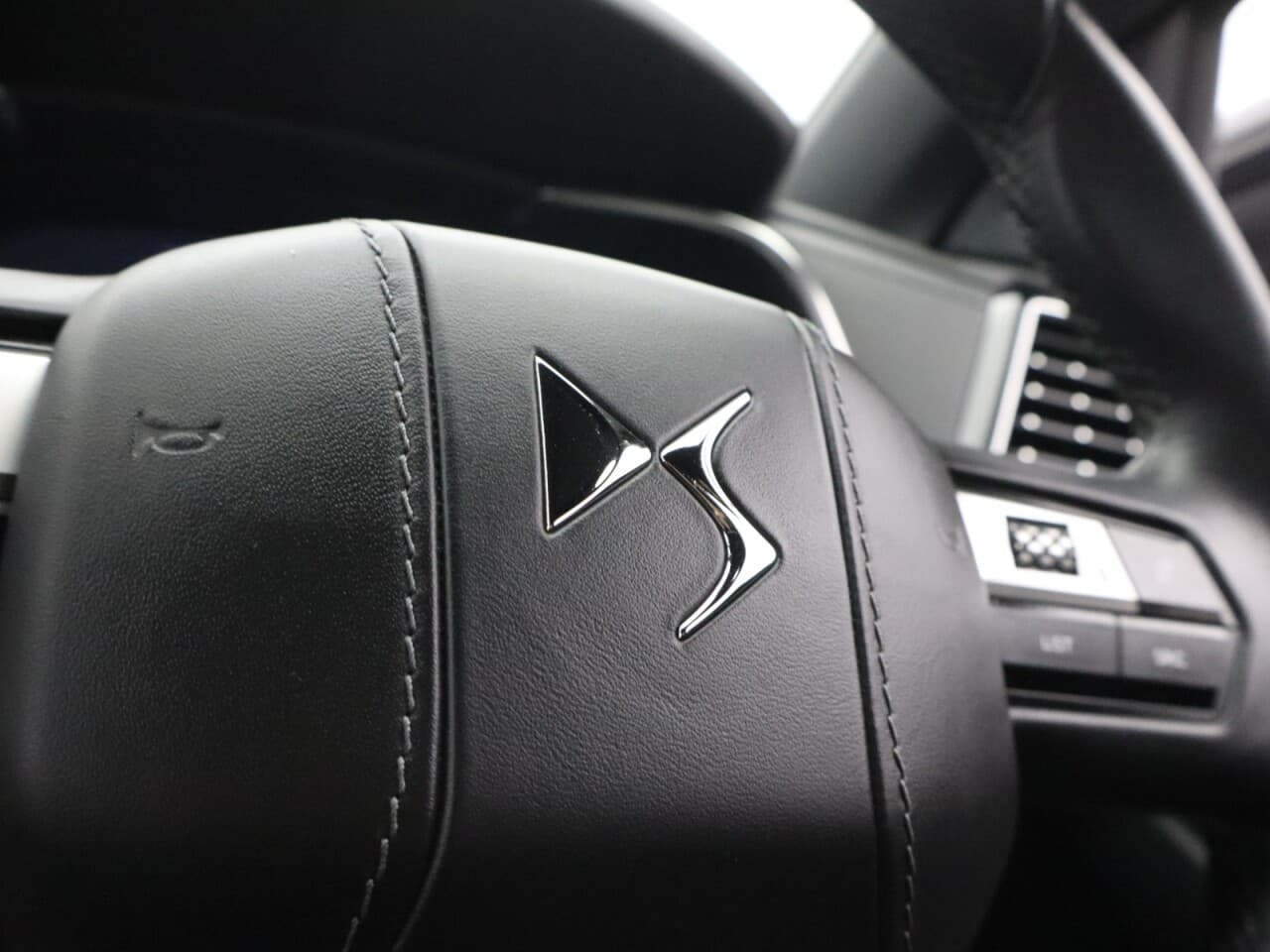 DS Automobiles DS 3 1.6 E-TENSE 13.2kWh Prestige Crossback — image 20