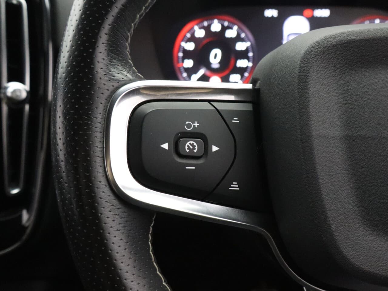 Volvo XC40 1.5 T3 R-Design — image 18