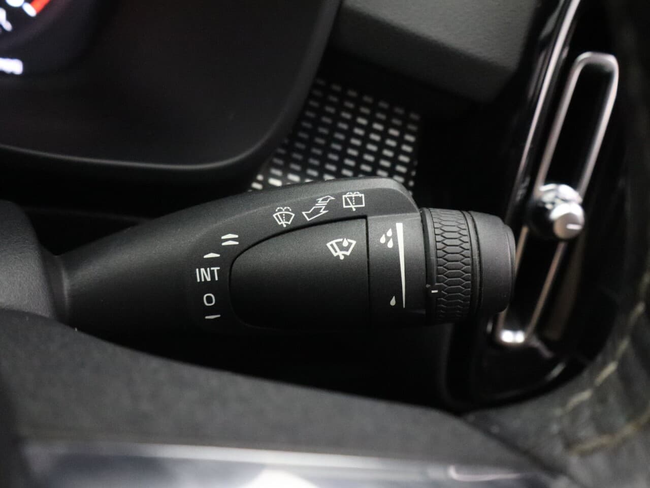 Volvo XC40 1.5 T3 R-Design — image 40