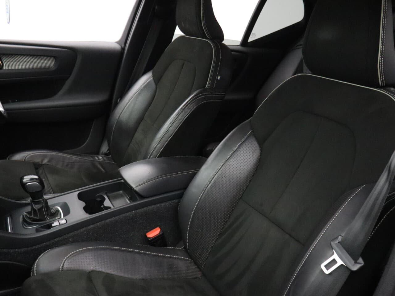 Volvo XC40 1.5 T3 R-Design — image 42