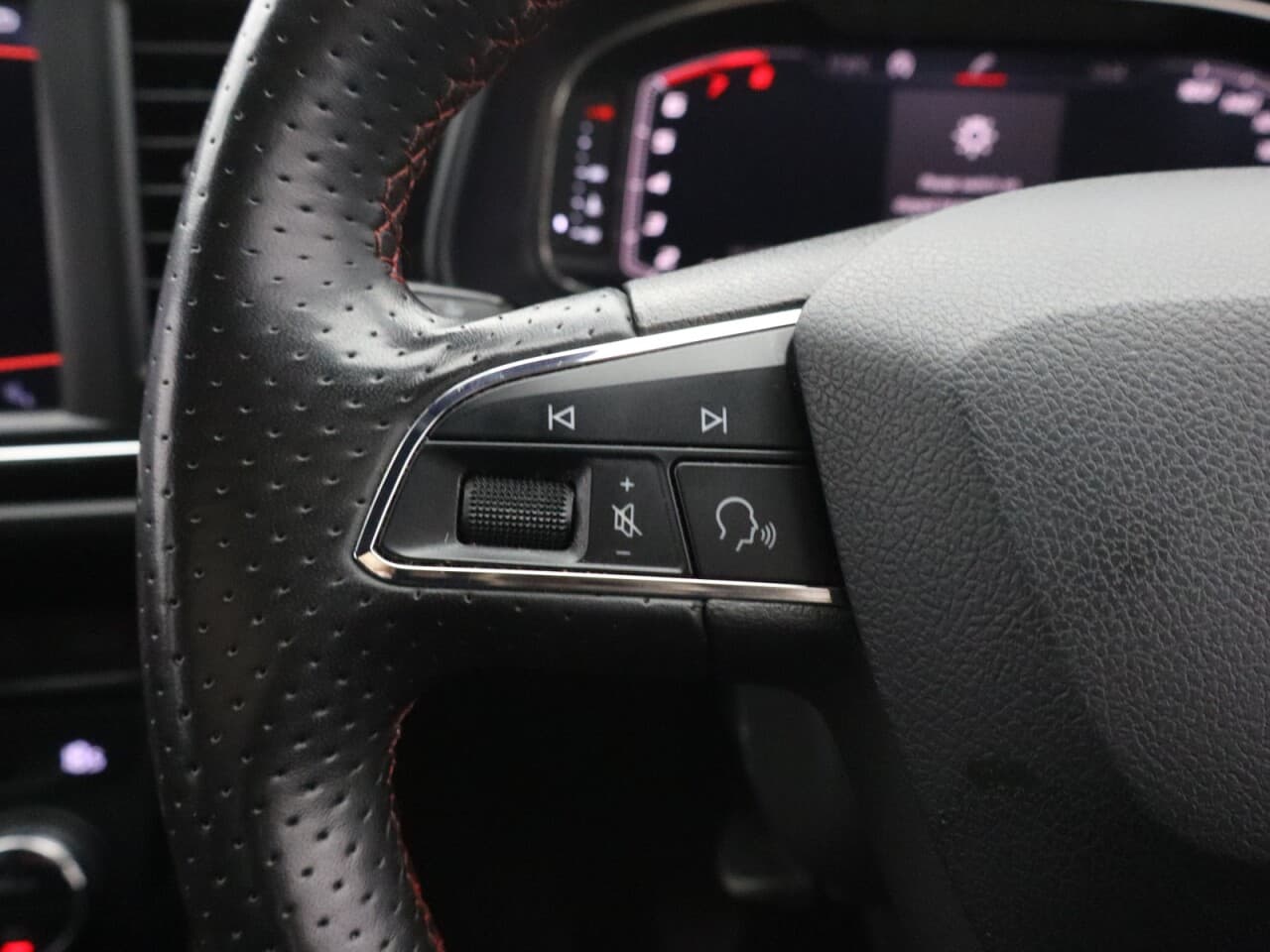 Seat Leon 1.5 TSI EVO FR Black Edition — image 17