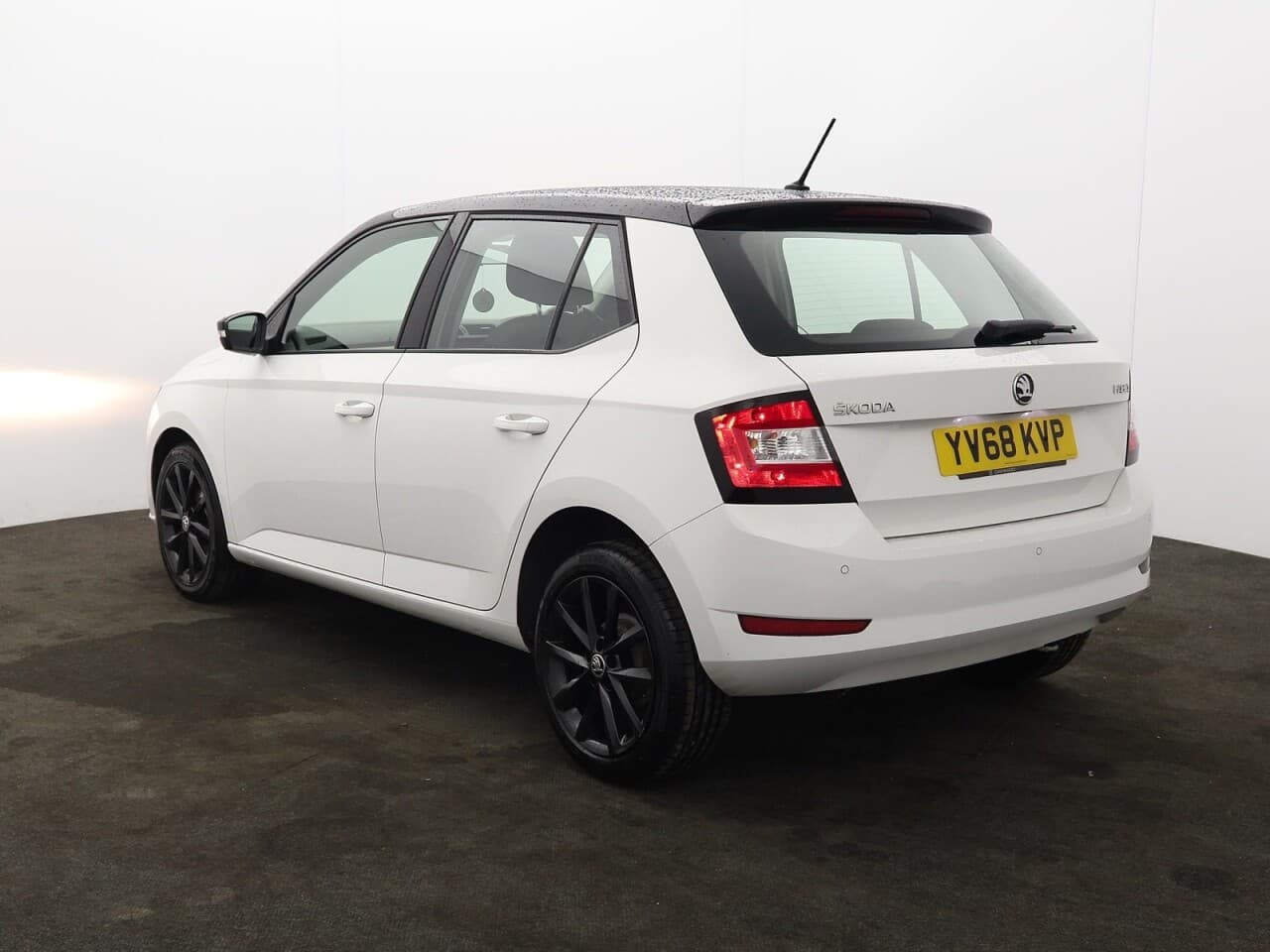 Skoda Fabia 1.0 Colour Edition — image 8