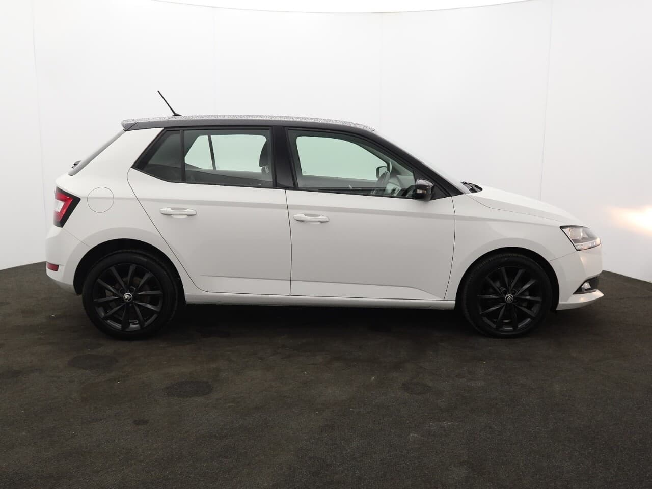 Skoda Fabia 1.0 Colour Edition — image 11