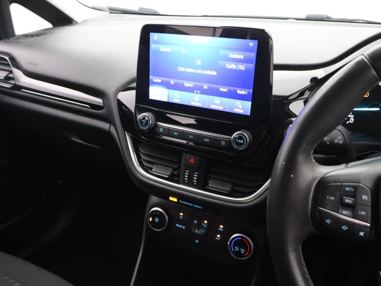 Ford Fiesta 1.0T EcoBoost MHEV Titanium — image 22